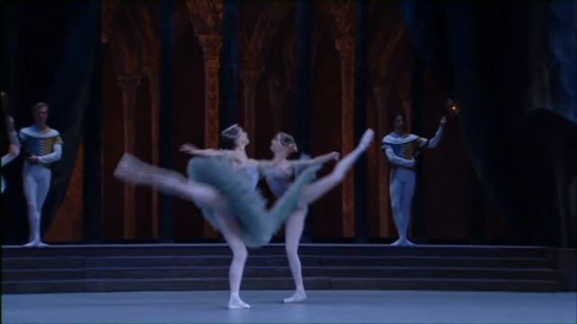 Bolshoi Ballet in cinema | Raymonda - La Romanesca (act I) смотреть онлайн