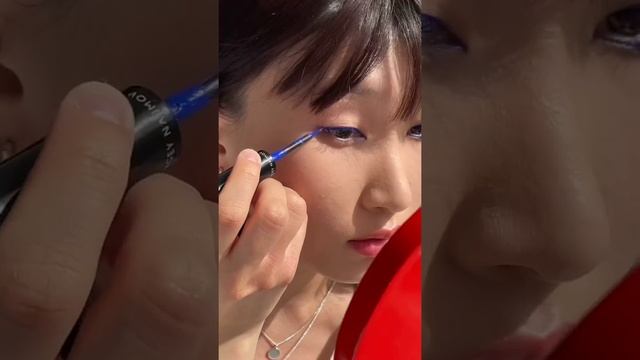 Как создать запоминающийся графичный макияж с помощью синей подводки TV Drama? #makeuptutorial смотреть онлайн