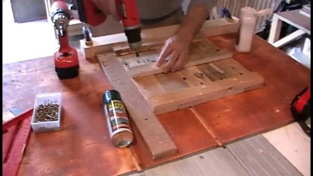 Как сделать приставной столик из дерева из поддонов .
