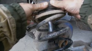 Рено Дастер дорестайл. Замена отбойника переднего амортизатора.