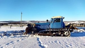 Трактор Дт-75 против огромного стога сена. #деревня#трактор#сено