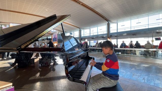Interstellar Main Theme Piano Rendition at Oslo Lufthavn Airport by 9-year old Aydan Daniyal смотреть онлайн
