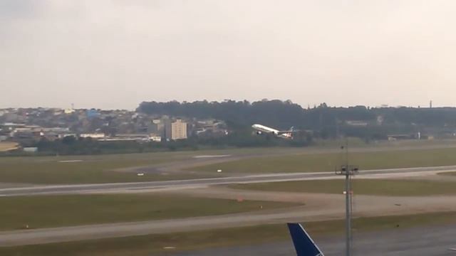 (HD) GRU Airport Boeing 777-200ER смотреть онлайн