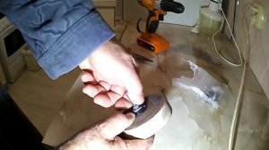 Наждачно-шлифовальный универсальный станок из шуруповерта или дрели.