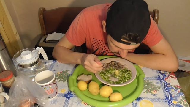 ВЕЧЕРНИЙ ОБЖОР: КАРТОШКА В МУНДИРЕ, ФИЛЕ СЕЛЬДИ В МАСЛЕ С ЗЕЛЕНЫМ ЛУКОМ. смотреть онлайн