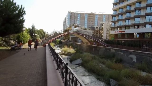 Набережная на Мамайке в Сочи. Прогулка по набережной реки Псахе. Обзор района Мамайка..mp4 смотреть онлайн