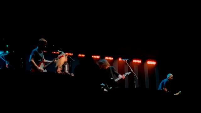 Foo Fighters & Alison Mosshart - The Sky Is A Neighborhood - Live in Helsinki смотреть онлайн