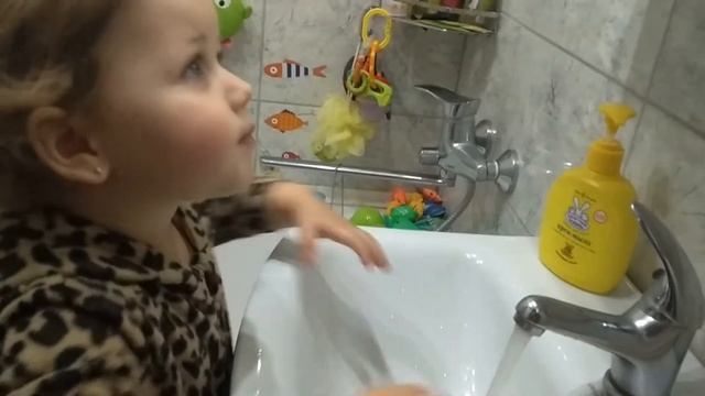 Ника пьет воду с крана))) смотреть онлайн