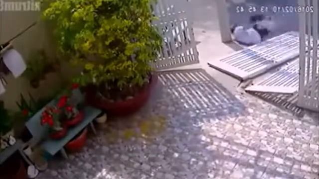 10 СЛУЧАЕВ ЖЕСТИ С КАМЕР НАБЛЮДЕНИЯ #3 – ЕСЛИ БЫ ЭТО НЕ СНЯЛИ НА КАМЕРУ, НИКТО БЫ ЭТОМУ НЕ ПОВЕРИЛ!