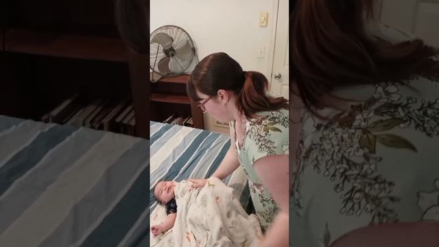 How to swaddle a newborn with the muslin swaddle blanket #newbornswaddle смотреть онлайн