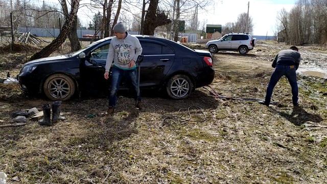 поддомкрачивали и подкладывали камни под колеса и тащили лебедкой! смотреть онлайн