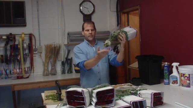 How To Prepare Rose Rouge Baiser 50cm from Ecuador - lwflowers.com смотреть онлайн