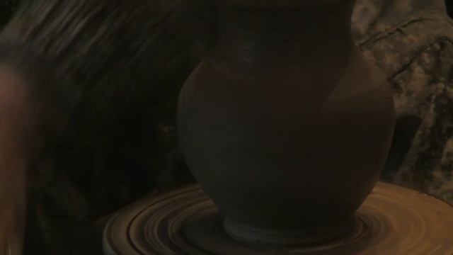 Изготовление глиняного кувшина на гончарном круге. смотреть онлайн