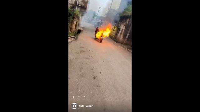 Pure EV Electric Scooter Catches Fire In Chennai, 4th Incident In 4 Days смотреть онлайн