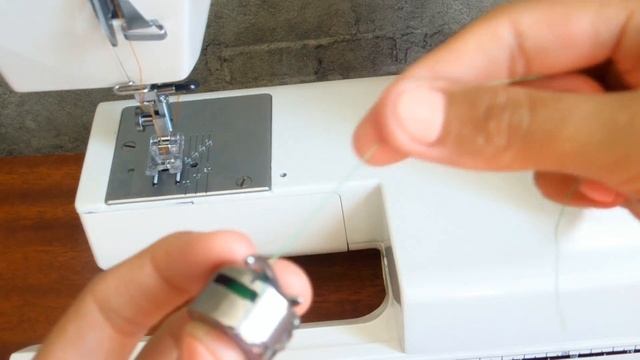 Как заправить шпульную нить в машинку Janome. смотреть онлайн
