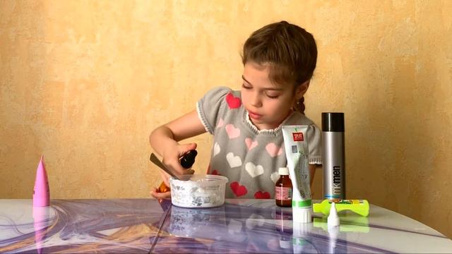 Виля сама делает РОЗОВЫЙ СЛАЙМ для ДАНИ