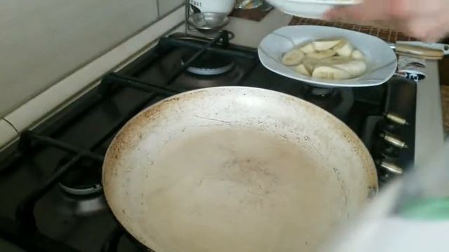 Фламбированные бананы в кляре, с карамельным соусом смотреть онлайн