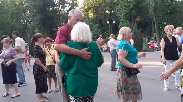 ДАРИТЕ ЖЕНЩИНАМ ЦВЕТЫ!???/ТАНЦЫ В ПАРКЕ ГОРЬКОГО ХАРЬКОВ ИЮЛЬ 2021 смотреть онлайн