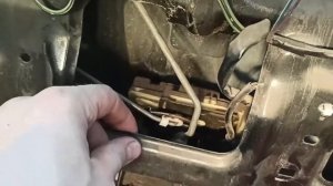 Как открыть багажник изнутри без ключа если он не открывается с кнопки или от ручки двери