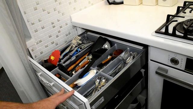 Кухня ЭКО из массива бука цвет белый с серебром камнем и ручками сваровски смотреть онлайн