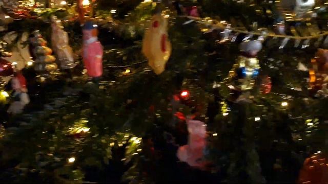 ?Елка в винтажном наряде в Варшаве. Ёлочные игрушки СССР. смотреть онлайн