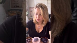 Лепидолит . Камень обладающий двумя лучами фиолетовый и розовый.