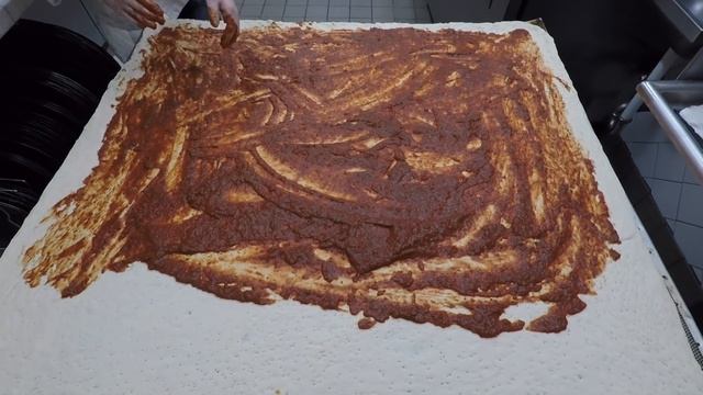 Самая большая пицца в мире Giant Sicilian Pizza 54" x 54" смотреть онлайн