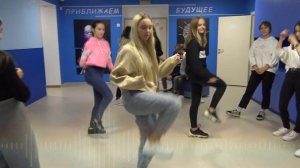 Классный танец под трек Dabro «Юность» к началу учебного года. Абитур-курс частной школы «Взмах»