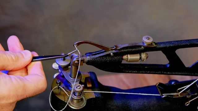 Singer 29 Shoe Patcher Sewing Machine, How To Thread and Load the Bobbin. The 29K 72 on Servo Motor смотреть онлайн
