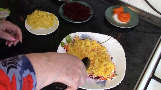 СЕЛЕДКА ПОД ШУБОЙ! Легендарный салат на все времена, без которого не обходится ни один праздник! смотреть онлайн