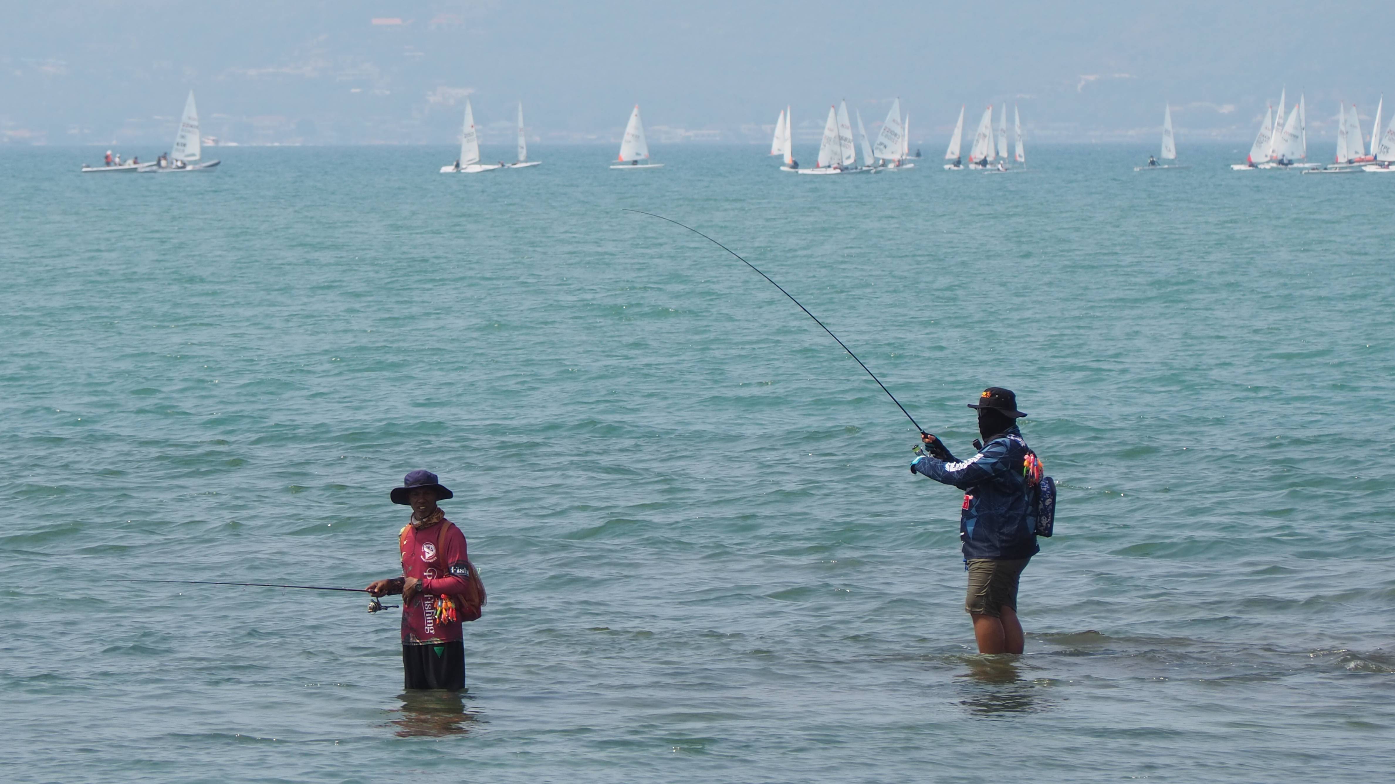 Тайская рыбалка на Yinyom Beach, Pattaya смотреть онлайн