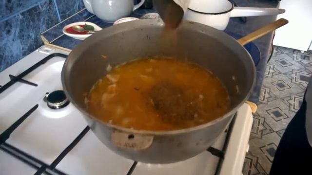 #Вкусно.  Наш дедушка готовит плов.