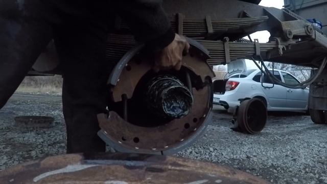 Новые колодки и поменял 2 ступицы на прицепе смотреть онлайн