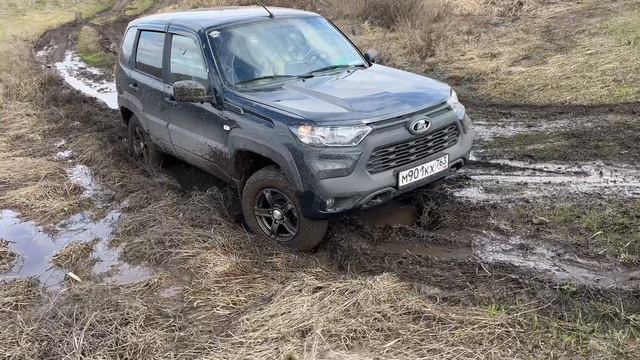 Нивы или Патриот? Кто более уверенно проходит по бездорожью? #союзджиперовсамары #нива #патриот смотреть онлайн