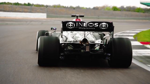Ant’s W10 Walkaround: What's it Like Driving a Modern F1 Car? смотреть онлайн
