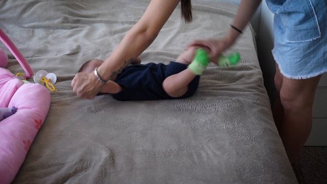 ГИМНАСТИКА ДЛЯ НОВОРОЖДЁННЫХ // Массаж и зарядка для малышей смотреть онлайн