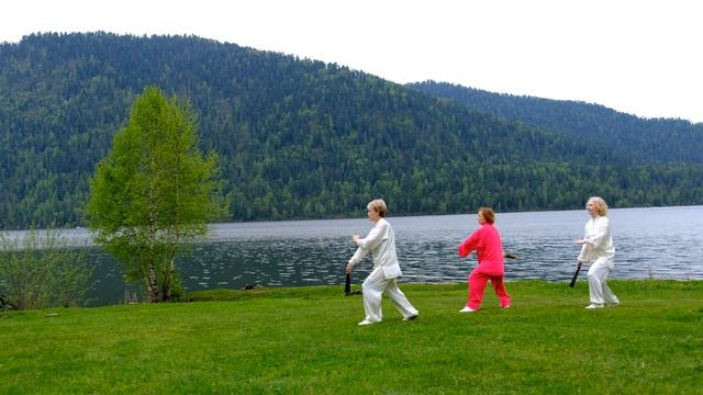18 форм таолу с веером Тайцзицюань Янши на берегах Телецкого озера. 1 смотреть онлайн