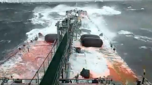 Танкер чуть не утанул смотреть онлайн