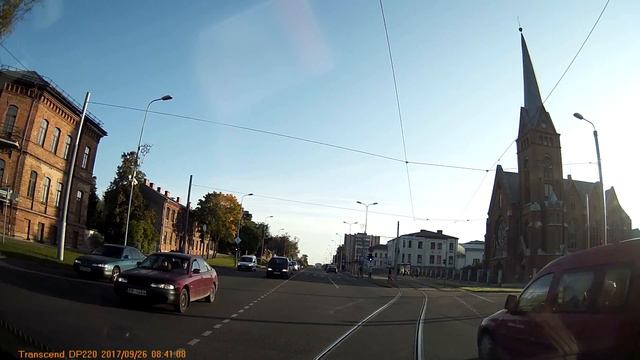 На перекрестке 18 Новембра и Варшавас едут на красный свет