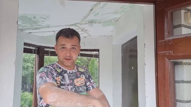 Нужно было отремонтировать только стены, но теперь придется и крышу и потолок чинить смотреть онлайн