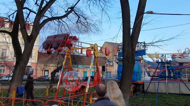 Крутой аттракцион. Ужгород. Площадь Петефи.  Карусели на Рождество и Новый год. Декабрь 2019.