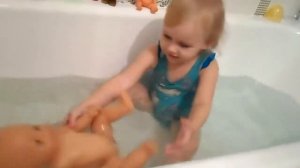 Алиса показывает игрушки и купается в ванной с Беби Борн Baby Born