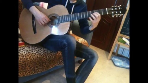 Парень играет на hohner hc06