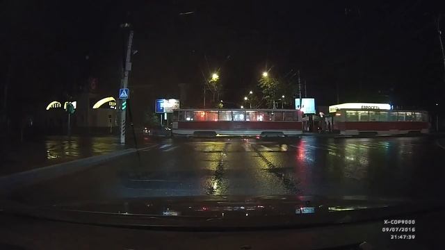 Трамвай протаранил полицейский автомобиль