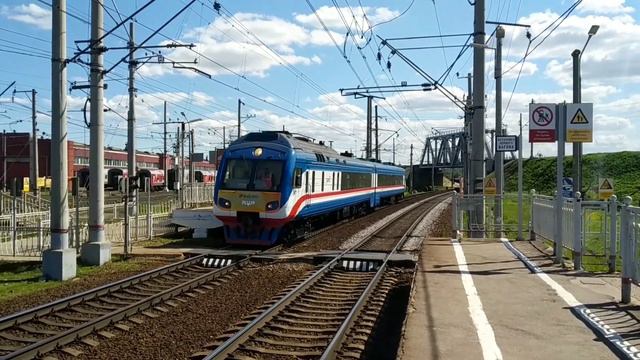 Дизель поезд ДР1Б-515.1 следует резервом через платформу 5 км. смотреть онлайн