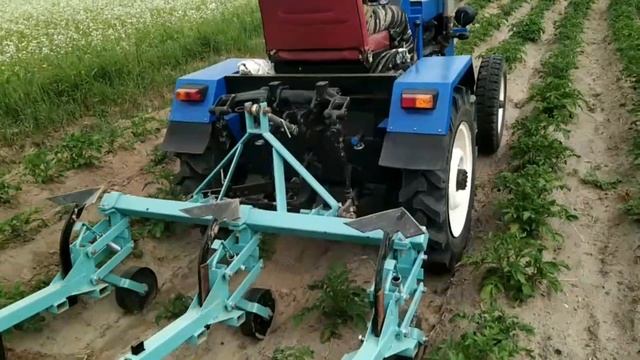 Самодельный трактор. Окучивание картофеля. смотреть онлайн