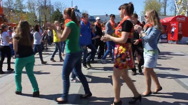 МЕГАТЮМЕНЬ: Танцевальный флешмоб на Последний звонок 2013 смотреть онлайн