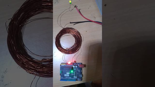 Arduino UNO Microcontroller powered by induced voltage from pickup coil - Suresh Norman смотреть онлайн