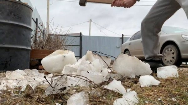 Глыба льда в дребезги, замедленная съемка _ A block of ice shattered, slow motion_一块冰碎了,慢动作