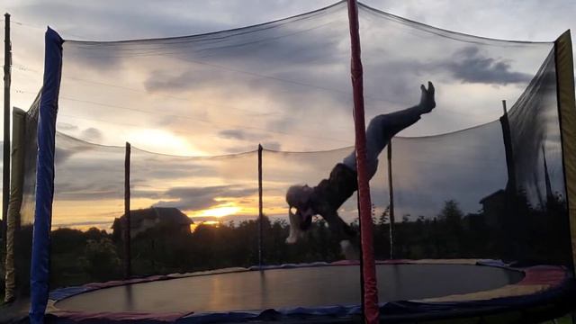 Трюки на батуте🥳Jumping on trampoline😂Eli_Star💗 смотреть онлайн
